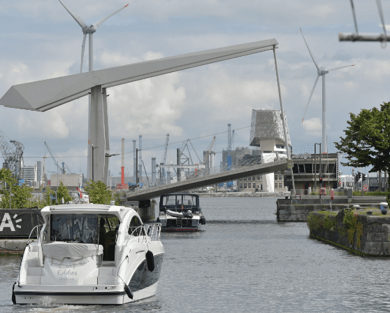 Naar jachthaven Willemdok via de Antwerpse havendokken