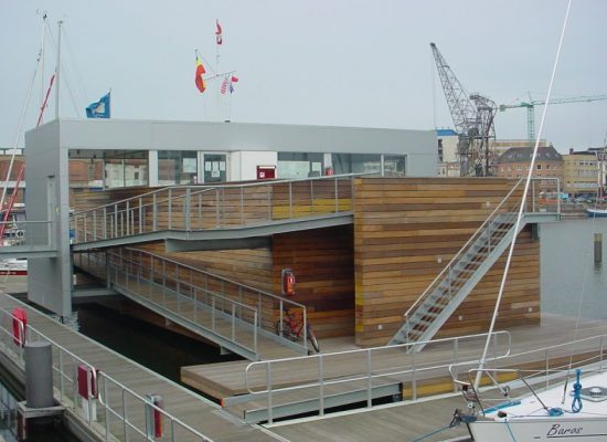 Het jachthavengebouw